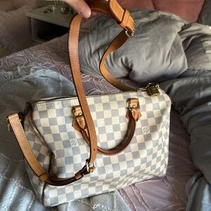 Cream colour LV purse speedy 30! Price reduced due to the stain inside -